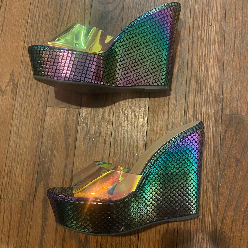Holographic Mermaid Wedges